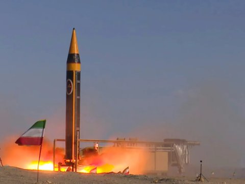 İran İsrailə 1 tonluq döyüş başlığı olan raketlər atıb