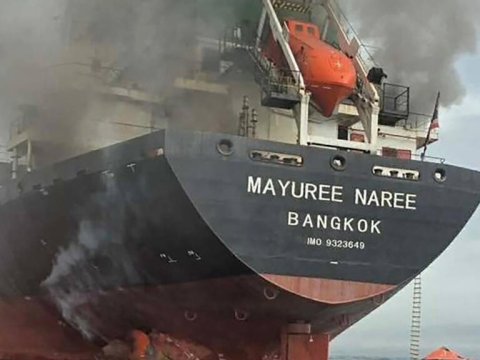 Hörmüz boğazında gəmi vuruldu: 3 nəfər itkin düşüb