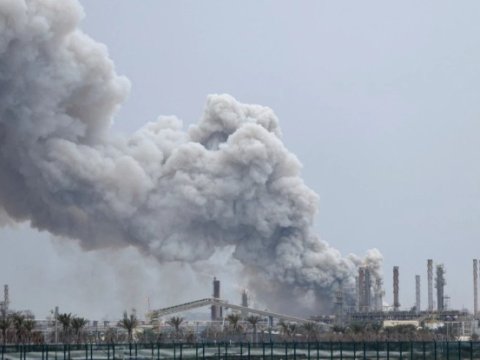 İran Bəhreyndə yanacaq anbarlarını vurdu