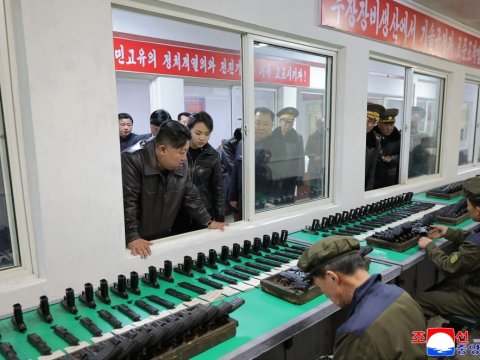 Kim Çen In&nbsp;atəş açdı -&nbsp;FOTOLAR