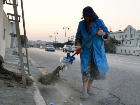 Bakıda süpürgəçini maşın vurub öldürüb