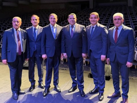 Tanınmış yazıçı sənət adamlarına irad tutdu: &ldquo;Niyə belə rəsmi geyinirlər?&rdquo;