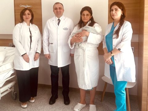 Azərbaycanda böyrək köçürülən qadın 2 uşaq dünyaya gətirdi