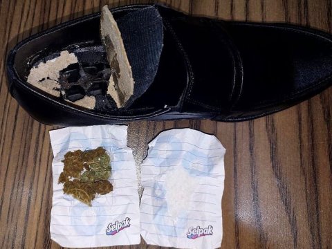 Təcridxanaya ayaqqabıda narkotik keçirmək istədilər