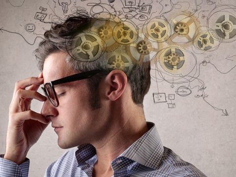 Ağıllı olmaq ağılsızlıqdır -&nbsp;dünya dar paltarda qaçır