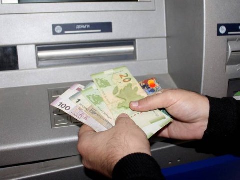 Sumqayıtda təqaüdçü qadının bank kartını taladılar