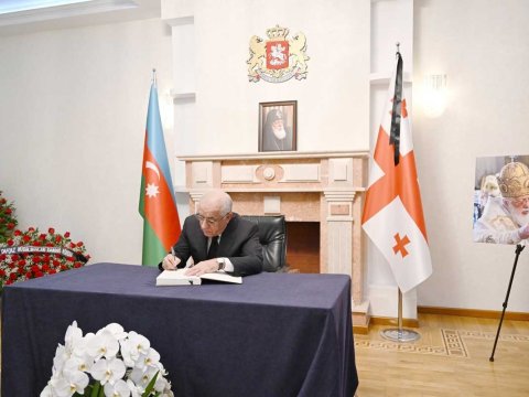 Əli Əsədov Gürcüstan səfirliyində başsağlığı kitabına ürək sözlərini yazdı