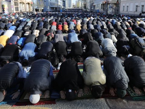 Küçədə namaz qadağan edildi