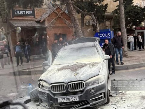Bakıda qəza oldu, BMW yandı