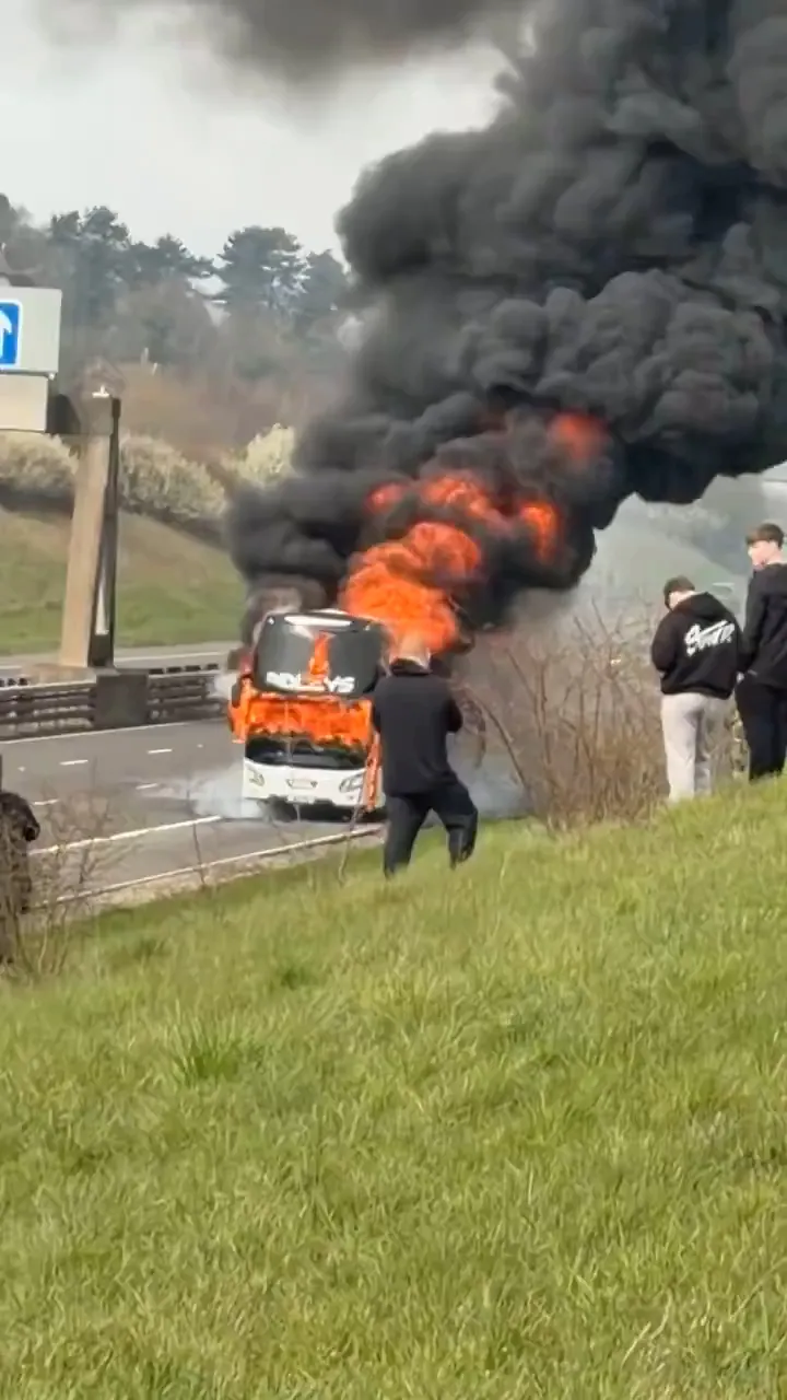 Futbol azarkeşlərini daşıyan avtobus yandı