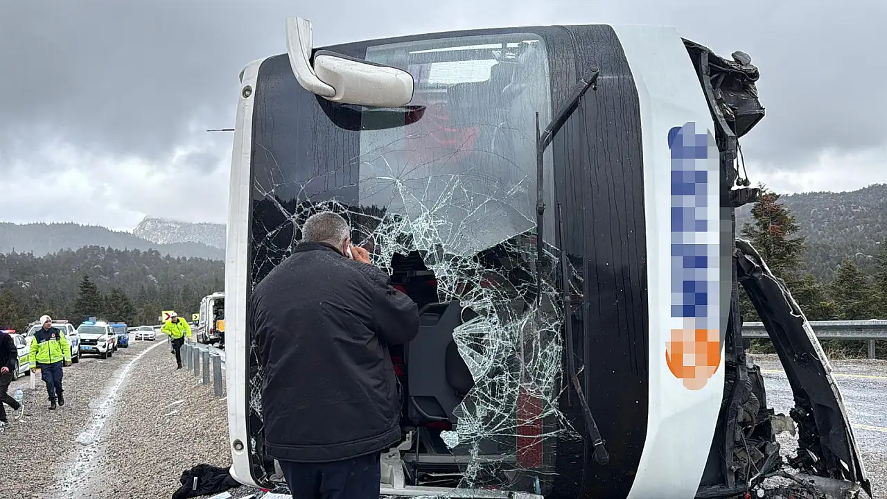 Konyada avtobus aşdı, 15 nəfər xəsarət aldı