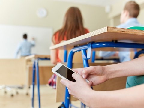 Uşaqlara telefon qadağası müzakirə olunur