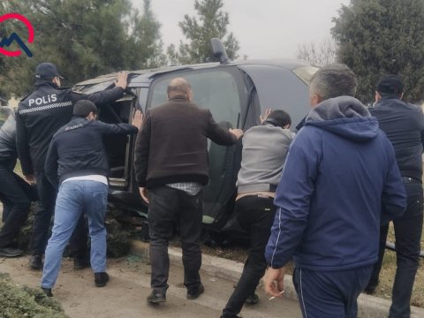 Gəncədə&nbsp;&ldquo;Renault" aşdı,&nbsp;ailənin 4 üzvü yaralandı