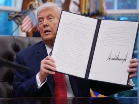 Trampın imzası dollarının üzərində əks olunacaq