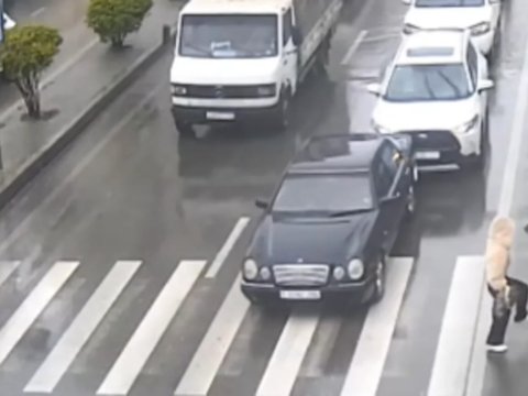 Yağışlı hava qəzaya səbəb oldu - GÖRÜNTÜ