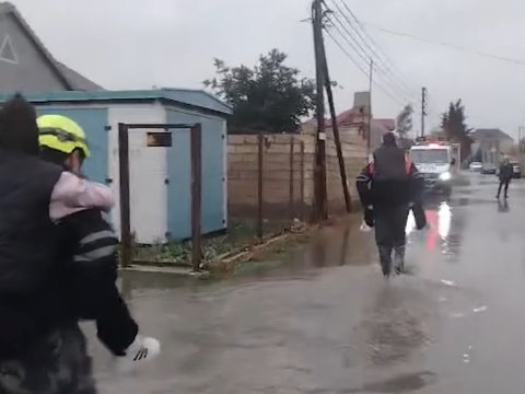 Bakıda&nbsp;evlərin&nbsp;həyətlərini su basıb, 9 nəfər təxliyə edilib - VİDEO