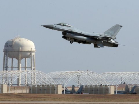 ABŞ qırıcısı Səudiyyə Ərəbistana təcili eniş etdi