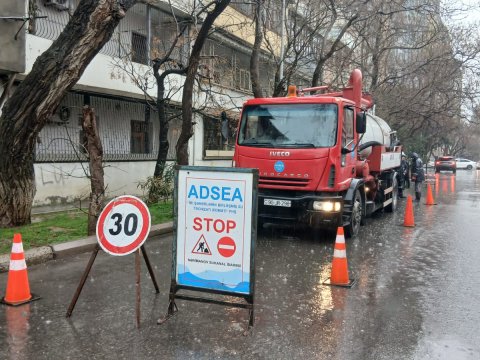 Agentlik iki küçənin kəsişməsindəki ərazini təmizləyir