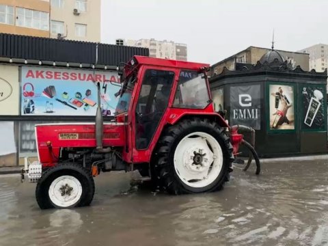 Yağış sularının çəkilməsi davam edir