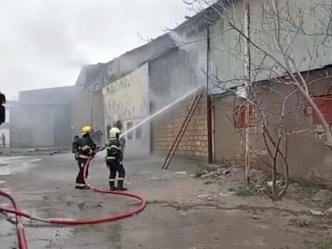 Binəqədidə&nbsp;anbar yanır&nbsp;- FOTO