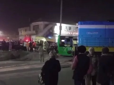 Avtobus qatarla toqquşdu, xəsarət alanlar var