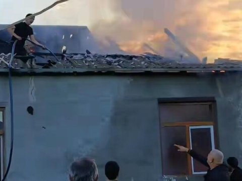 Ağcabədidə dördotaqlı ev yandı