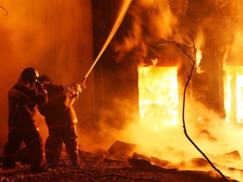 85 yaşlı kişi yanaraq öldü