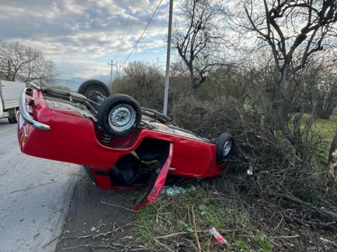 Balakəndə maşın aşdı - Xəsarət alanlar var