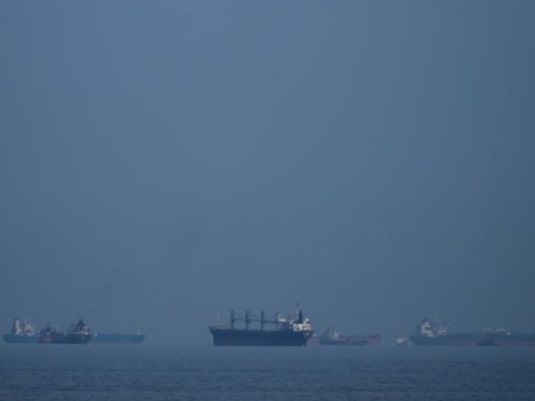 400 gəmi Hörmüzdən keçid icazəsi gözləyir