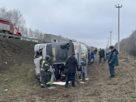 Uşaqların&nbsp;avtobusu qəzaya düşü: sürücü öldü, 10 nəfər yaralandı