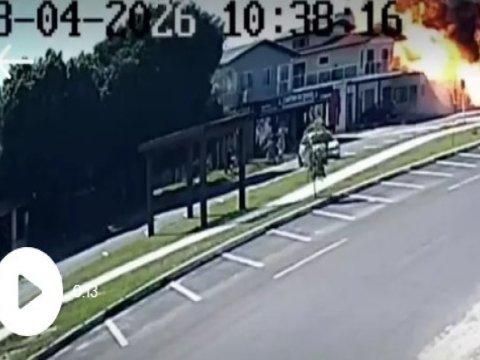 Təyyarə yaşayış binasına çırpıldı