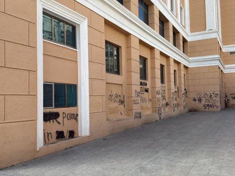 Nizami Kino Mərkəzinin divarlarına qraffiti çəkdi&nbsp;- Həbs edildi