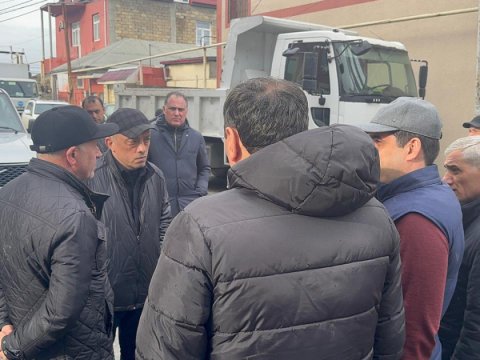 Zaur Mikayılov&nbsp;kollektorun çökdüyü ərazidədir