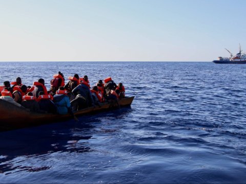 Miqrantları daşıyan qayıq aşdı, ölənlər var