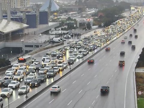 Yağışlı Bakının tıxaclı YOLLARI