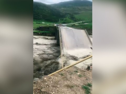 Sel Siyəzəndə körpünü uçurdu - Kəndlərlə əlaqə kəsildi