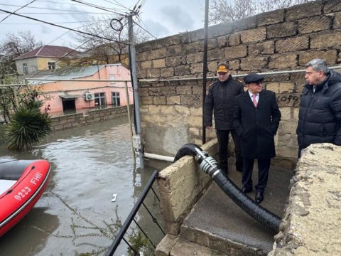 Kəmaləddin Heydərov Keşlədə su basmış ərazidə - FOTO