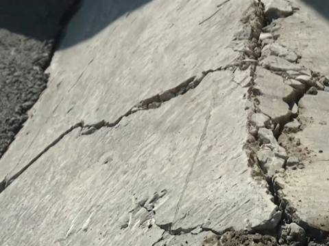 Bibiheybət yolunda sürüşmə&nbsp;təhlükəsi: hərəkət məhdudlaşdırılıb