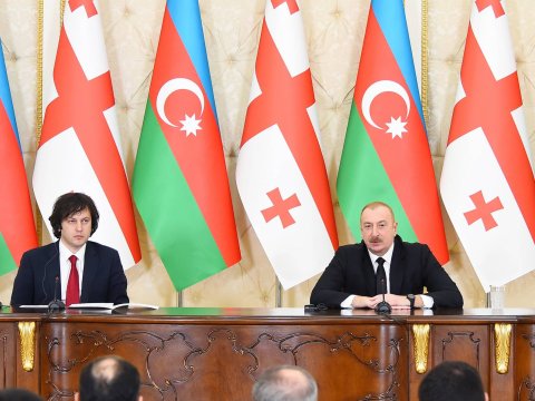 Liderlər mətbuata bəyanatla çıxış edirlər