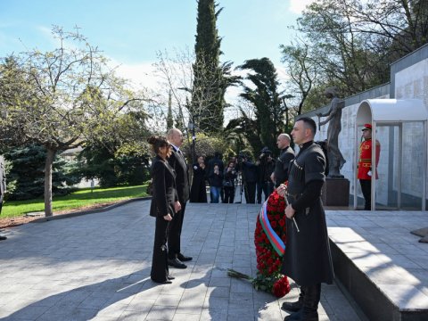 رئیس‌جمهور و همسرش&nbsp;در تفلیس از یادبود قهرمانان بازدید کردند