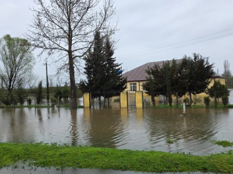 Şimal bölgəsində məktəbləri sel basdı - Dərslər təxirə salındı