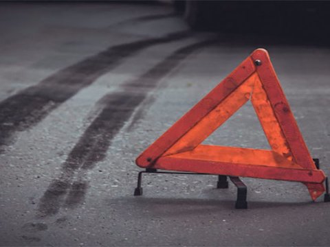 Atasının maşınında nəzarətsiz qalan iki azyaşlı qəza törətdi,1 nəfər öldü