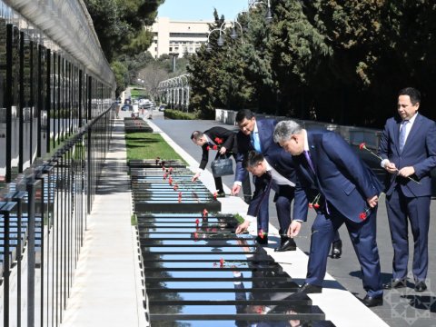 Qazaxıstanlı nazirlər&nbsp;Şəhidlər xiyabanını və Zəfər parkını ziyarət edib