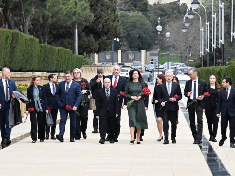 Litvanın Baş naziri Şəhidlər xiyabanını ziyarət edib