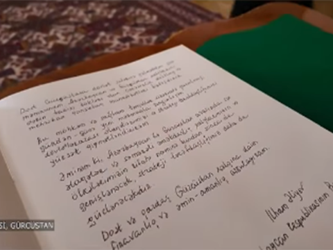 رئیس جمهور در تفلیس چه نوشت؟ - ویدئو