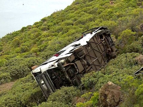 Turist avtobusu dərəyə aşdı, ölən və yaralananlar var