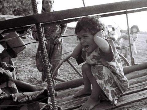 نگار، که هر دو والدین خود را در خوجالی از دست داده بود، در 39 سالگی درگذشت