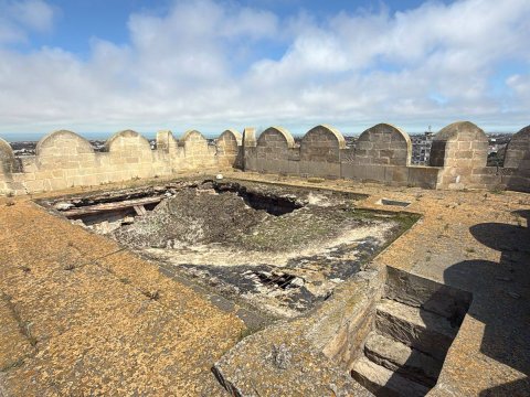 Mərdəkan qəsri çökdü - FOTO