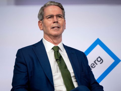 ABŞ maliyyə naziri İran neftini alan ölkələri sanksiyalarla hədələyib