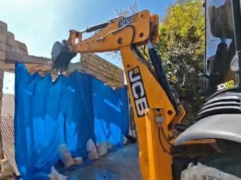 Gəncədə qanunsuz tikili söküldü&nbsp;- VİDEO
